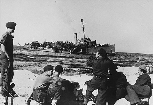 חיילים בריטיים על חוף בת-גלים צופים באניה